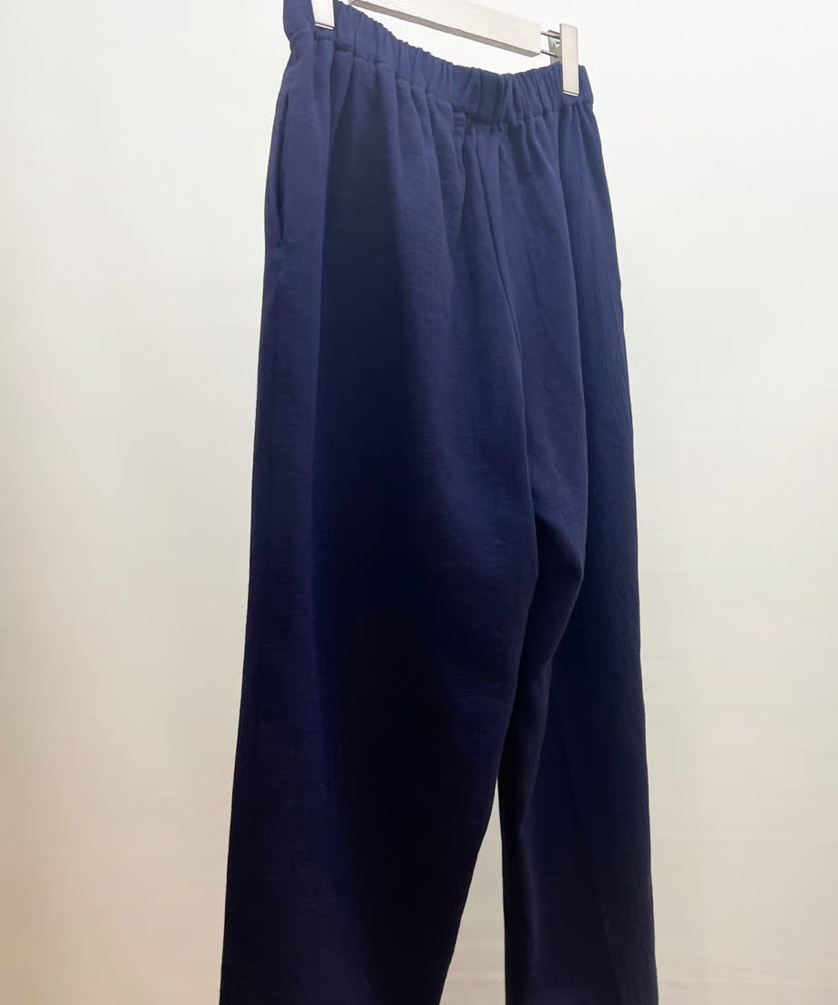 パジャマの次に履くパンツ、日常のユニフォーム　ナナイロトイロ　コットンテーパードパンツ