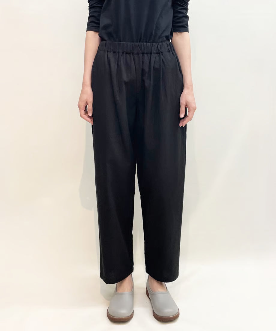 パジャマの次に履くパンツ、日常のユニフォーム　ナナイロトイロ　コットンテーパードパンツ