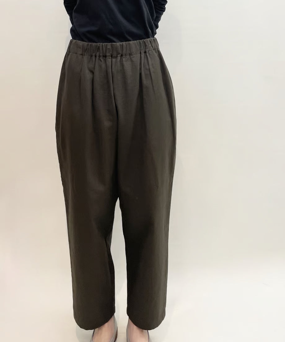 パジャマの次に履くパンツ、日常のユニフォーム　ナナイロトイロ　コットンテーパードパンツ