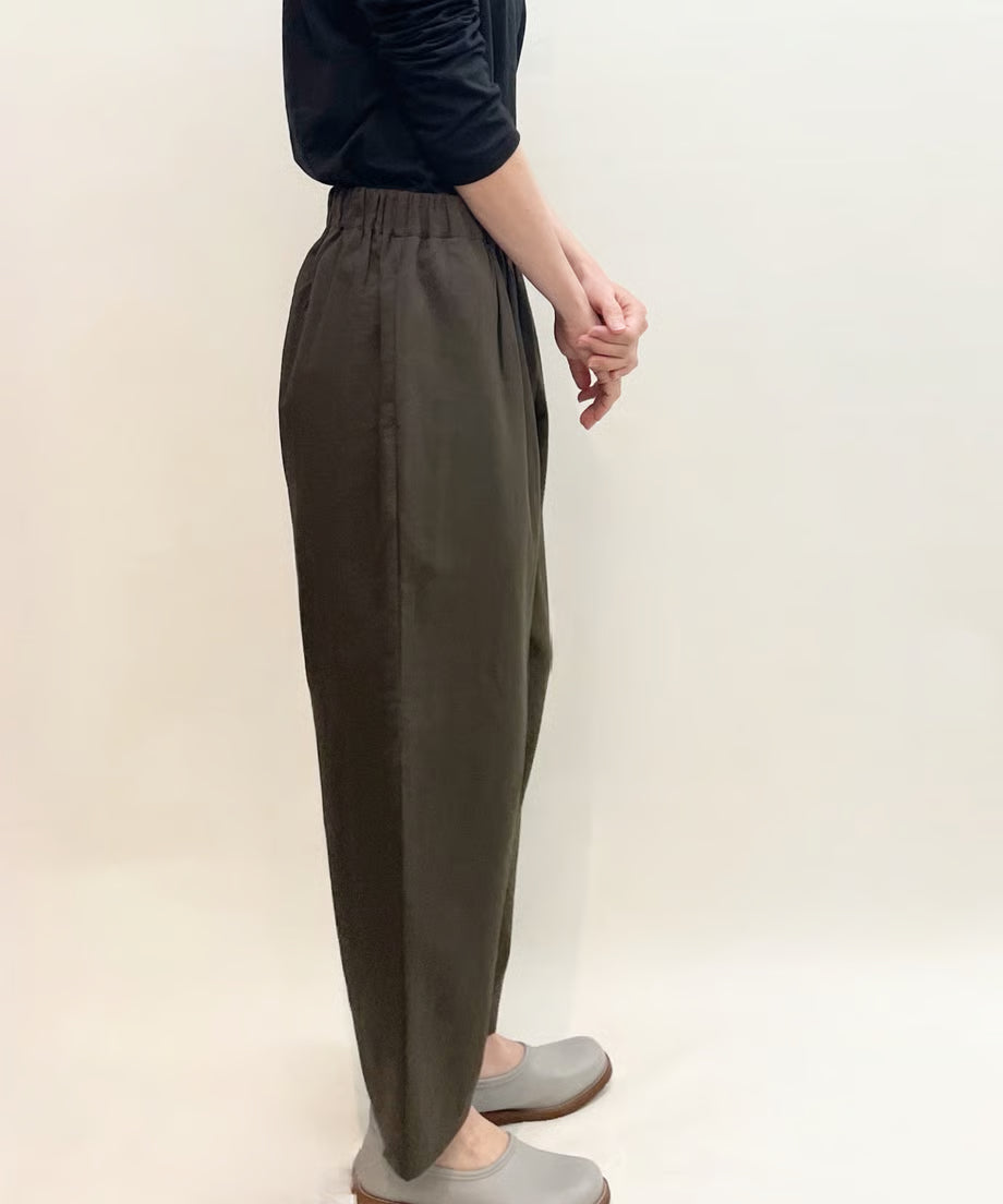 パジャマの次に履くパンツ、日常のユニフォーム　ナナイロトイロ　コットンテーパードパンツ