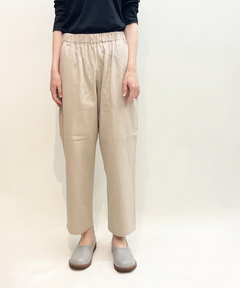 パジャマの次に履くパンツ、日常のユニフォーム　ナナイロトイロ　コットンテーパードパンツ