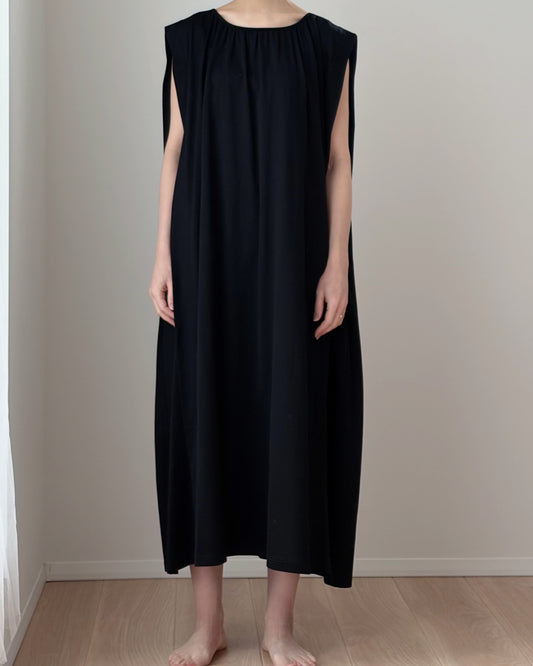 nanairo toiro Nr. 1 Soft Form – Das Alltags-Uniformstück: Ein weiches Baumwollkleid
